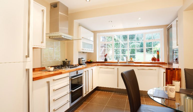 Picking the Best Colors for the Hand-Painted Kitchen in Your UK Home